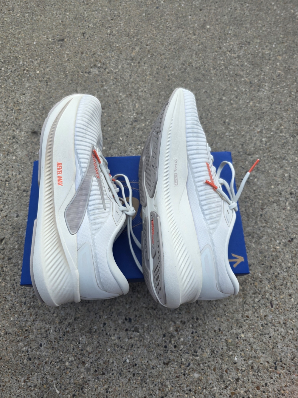 Brooks Women's Revel Max Sneaker Women 10 - Picture 10 of 15